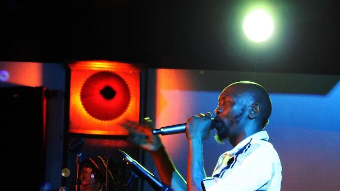 Seun singing credit Iris Colleen med res